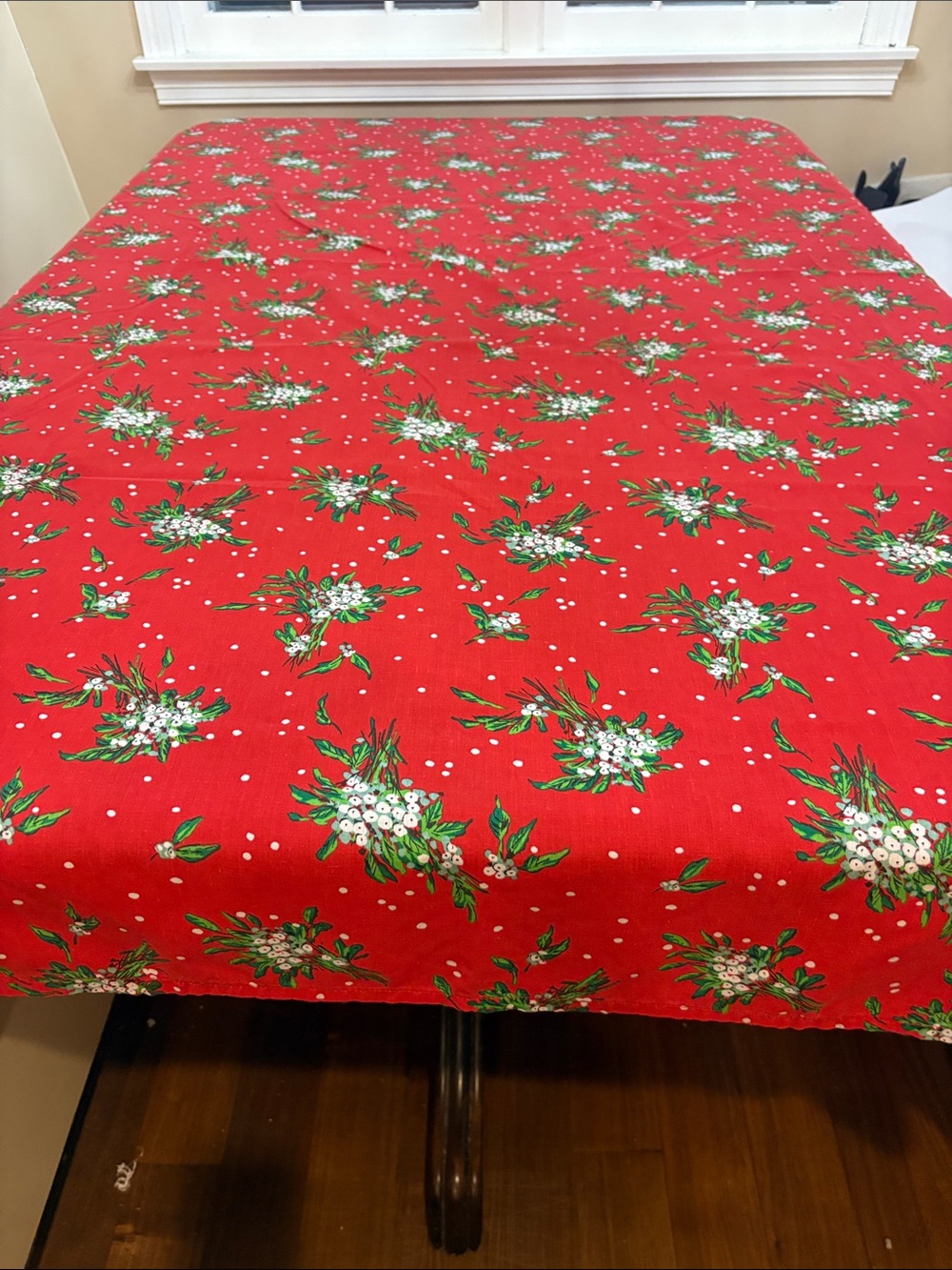 Red Berry Tablecloth - Picture 2 of 3